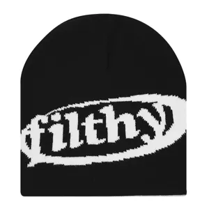 Nahaufnahme der schwarzen Strickmütze mit auffälligem weißen filthy Buchstabenmuster.