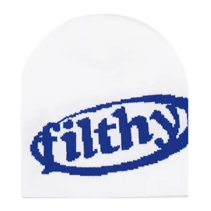 Weiße Strickmütze mit blauem Filthy Buchstabenmuster und ovalem Design in Detailansicht.