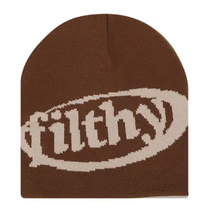Nahaufnahme der braunen Wintermütze mit weißem filthy Strick-Buchstaben-Design.