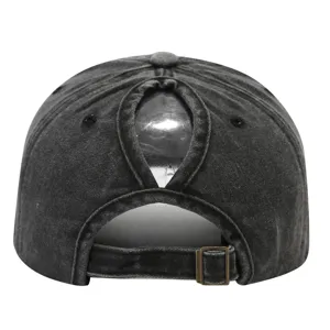 Dettaglio posteriore del berretto da baseball in denim lavato con foro per coda di cavallo e fibbia.