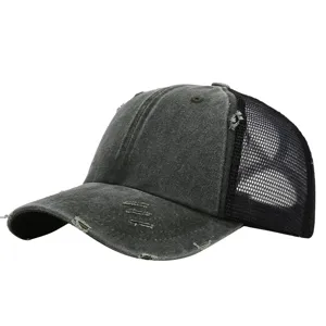 Vista dettagliata del cappellino trucker nero slavato, retro in rete e visiera sfrangiata.