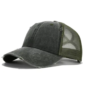 Dettaglio cappello baseball in rete, pannello frontale in cotone lavato, design traspirante.