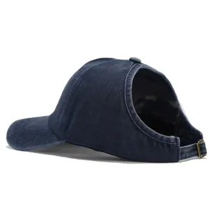 Vista dettagliata del foro per coda di cavallo posteriore sul berretto di jeans.
