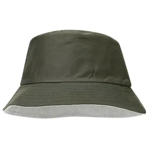 Dettaglio cappello da pescatore verde scuro tinta unita, protezione solare estiva.