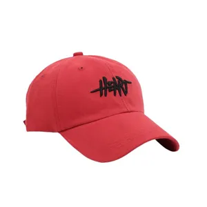 Gorra de béisbol roja con bordado de corazón negro, sombrero streetwear elegante para mujer.