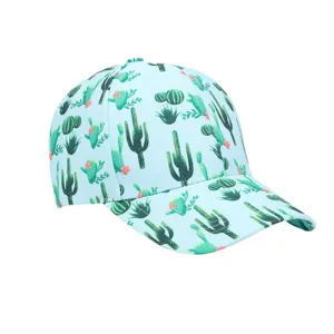 Gros plan sur la casquette bleu clair avec des motifs de cactus verts et des coutures nettes.