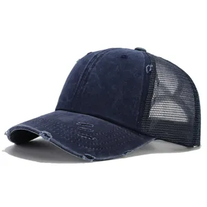 Primo piano del cappellino trucker in denim slavato, blu scuro con rete posteriore traspirante.