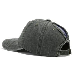 Berretto da baseball vintage lavato grigio scuro con coda di cavallo vista dettagliata.
