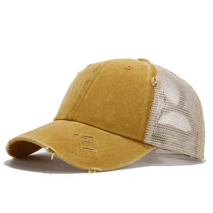 Cappellino trucker giallo slavato stile vintage, dettaglio del berretto da baseball.