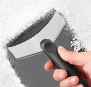 Primer plano detallado del rascador de hielo para quitar nieve y escarcha fácilmente.