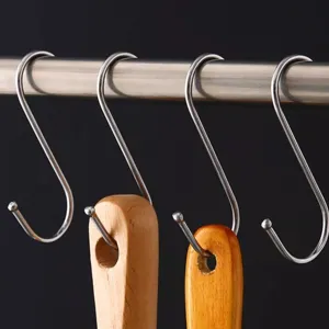 Roestvrijstalen S-haken detailweergave, stevige ophanghaken voor keuken en badkamer inrichting.
