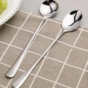 Edelstahl Löffel mit langem Stiel Detail, polierte Oberfläche für Kaffee und Honig rühren.