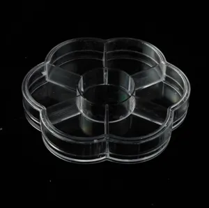 Détail de boîte de rangement fleur en plastique transparente, organisateur bureau.