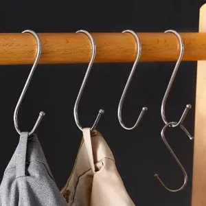 Roestvrijstalen S-haken voor het ophangen van kleding, keukengerei en kastorganisatie.