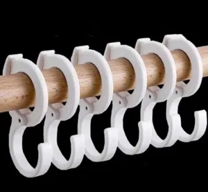 Witte kunststof S-vormige haken met winddichte kaartsleuf, ideaal voor kledingkast en keuken.