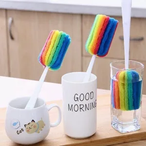 Cepillo de limpieza de tazas de esponja de arco iris de mango largo con cabeza de estropajo.
