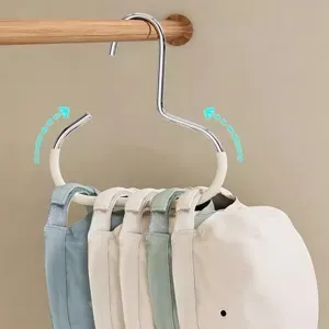 Vue detaillee du cintre anneau multifonctionnel pour chapeaux montrant le mecanisme d'ouverture.