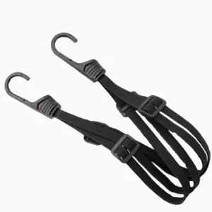 Vista dettagliata della cinghia elastica nera per casco moto con ganci resistenti e fibbia regolabile.