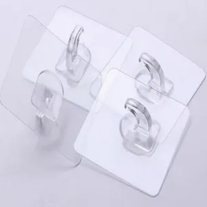 Detailansicht transparenter Klebehaken, durchsichtiges Kunststoffdesign für Wandmontage.
