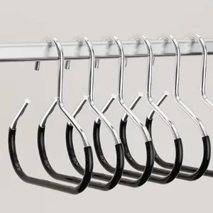 Gros plan détaillé de crochets à anneau multifonctionnels avec revêtement antidérapant noir.