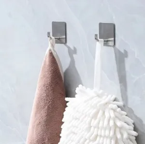 Edelstahl Wandhaken Detail zeigt starken Klebehaken der Handtuch und Reinigungsball hält.