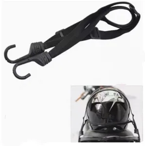 Dettaglio cinturino casco moto elastico nero, corda elastica resistente con ganci per il bagaglio.
