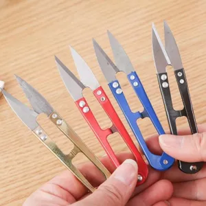 Detailansicht von bunten U-förmigen Fadenscheren für präzise Näharbeiten und Handarbeiten.