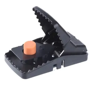 Detailansicht einer schwarzen Mausefalle aus Kunststoff mit orangefarbenem Köderpedal.