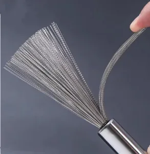 Edelstahl Küchenreinigungsbürste mit langem Griff und feinen Metalldrahtborsten Detailansicht.