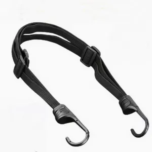 Primo piano della resistente corda elastica nera con ganci in plastica robusti e fibbia regolabile.