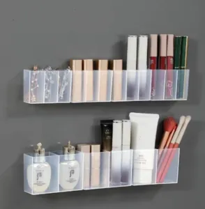 Wandmontierter klarer Acryl Make-up Organizer Detail mit mehreren Fächern für Lippenstift.