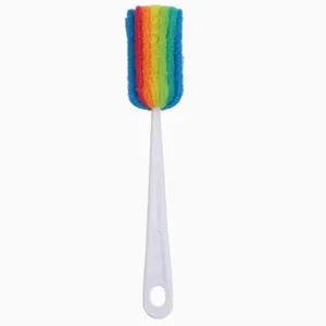 Vista detallada del cepillo de esponja colorido para tazas con mango largo y cabezal de limpieza