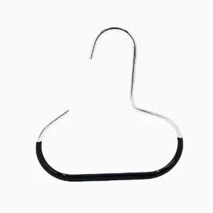 Gros plan détaillé d'un crochet de cintre anneau multifonctionnel noir et argent.