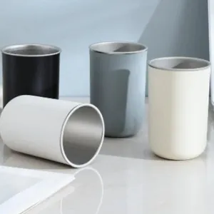 Vue détaillée de tasses de rince-bouche en acier inoxydable double paroi pour salle de bains.