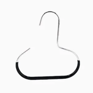 Cintre multifonctionnel pour chapeaux et foulards avec un revêtement en caoutchouc antidérapant.