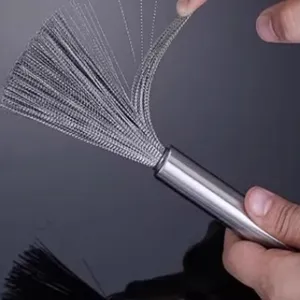 Edelstahl Küchenreinigungsbürste mit flexiblen Drahtborsten zum Schrubben von Töpfen und Pfannen.