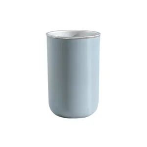 Détail de gobelet en acier inoxydable, tasse à brosse à dents double paroi, design.