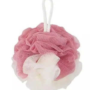 Esponja de baño de malla rosa y blanca para la ducha y la limpieza corporal diaria.