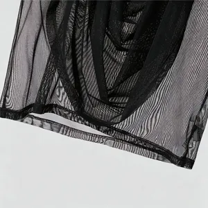 Dettaglio del tessuto del top senza maniche in rete trasparente, texture nera leggera.