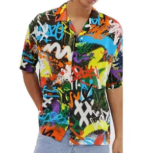 Camicia uomo manica corta stampa graffiti colorata, top casual per vacanza al mare.