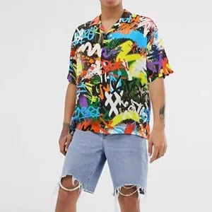 Vista dettagliata della camicia a maniche corte con stampa graffiti colorata da uomo, stile mare.