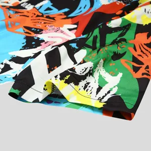 Primo piano dettaglio di camicia casual uomo manica corta con stampa graffiti multicolore.
