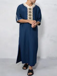 Herren langes blaues traditionelles Gewand mit V-Ausschnitt und schöner Bruststickerei.
