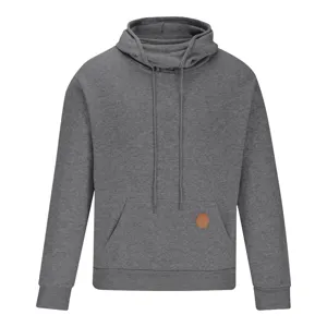 Vista dettagliata della felpa da uomo grigio scuro con cappuccio, coulisse e patch tasca.