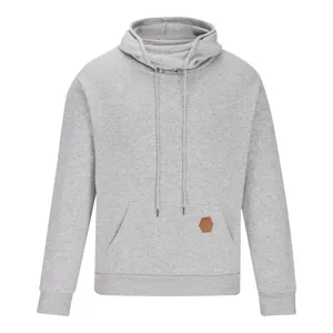 Felpa con cappuccio grigia tinta unita da uomo con collo alto e comoda tasca a marsupio.