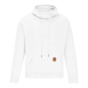 Dettaglio felpa con cappuccio bianca casual da uomo con collo alto coulisse e tasche.