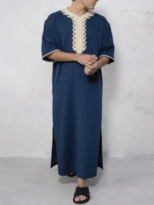 Traditioneller langer blauer Herren Thobe mit beiger Stickerei, halben Ärmeln und lockerer Passform.