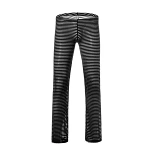 Vista dettagliata dei pantaloni a righe trasparenti uomo, tessuto notte leggero.
