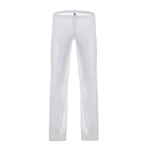 Vista dettagliata del pantalone da loungewear a righe trasparente da uomo, leggero e traspirante.