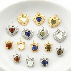 Detailansicht von süßen Herz und Katzen Gesicht DIY Schmuck Anhängern mit bunten Steinen.